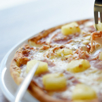 Száz fontot számol fel egy brit vendéglő, ha valaki ananászt kér a pizzájára