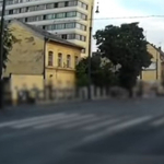 Kis híján elgázoltak egy gyalogost a Dózsa György úton a zebrán – videó