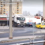 Autós, biciklis, kamion is - videón mutatják, mennyien járnak át tilosban a HÉV-síneken