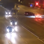 200 felett robog át a piroson a teslás, ez ellen mi védhet meg? – Videó