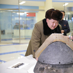 Sántikálva látogatott el egy cipőgyárba Észak-Korea diktátora