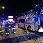 Fotók: Így mentették a tűzoltók a Ferihegynél összeroncsolódott emeletes busz sérültjeit