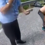 Videó: Ijesztő, ahogyan autó alá csúszik a motoros, de viszonylag olcsón megúszta