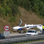 Videó: az autópályára szállt le egy kisrepülőgép Szlovéniában
