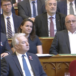 Orbán bejelentette, háromkor zárnak majd a boltok, éttermek, kávézók - videó