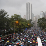 Százezrek tüntetnek Hongkongban, a szomszédos Sencsenben pedig gyakorlatoznak a katonák