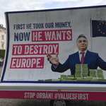 Felcsútra viszi a Momentum az Orbánt tolvajként feltüntető plakátot