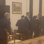 Kegyesen közelebb engedett magához valakit a nagyon hosszú asztalánál Putyin