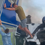 Videón, ahogy többen mentenek az M5-ösön egy sofőrt, akinek felborult és kigyulladt a járműve