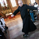 Fotó: A kőszegi templomban deszkázott a gördeszkás pap