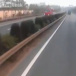 Nem vette észre a kamionos, hogy a pótkocsi alá fúródott egy Porsche – videó