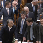 Orbán már a két padsor között támaszkodik – fotó
