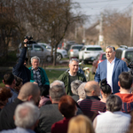 Többnyire széken állva beszél híveihez Orbán a kampánykörútján