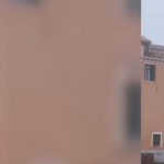 Videón, ahogy háztetőről veti bele magát valaki Velence egyik csatornájába