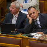 Le is mondott a kormányhű médaholding vezetője, miután bevallotta, hogy ellenzéki lapokat olvas