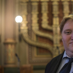 Milliókat fizethetnek a transzvesztita múltja miatt visszahívott vezetőnek