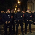Tojással dobálták meg a Fidesz-székházat tüntetők – videó