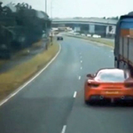 Halálos iramban-módra a kamion alatt bújik át a Ferrari