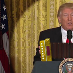 Végre Trumpon is lehet sírva röhögni, csak a kezét nézzék – videó