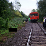 Pórázt próbált kipiszkálni a sínek közül a 91 éves néni, amikor halálra gázolták (fotókkal)