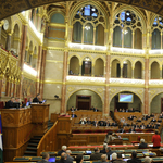 Beintés, festett monokli, anyázás - 19 milliót perkáltak a megbüntetett képviselők