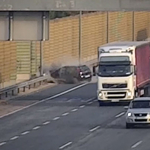 Pánikmanőver után találta telibe a szalagkorlátot egy autós az M0-son – videó