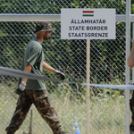 Tizennégy határsértő próbálkozott egy bolgár kamionban