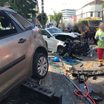 Buszmegállóba csapódott egy autó a XIII. kerületben, két ember meghalt