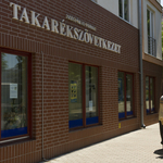 Trójai falovat toltak a Takarékbankba
