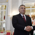 Hangszóróval üvöltik be Orbánnak, hogy elkergetik – itt van minden a mai Kossuth téri őrületről