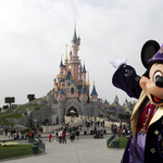 A Disney Worldre gyűjtött, de inkább a Dorian áldozatainak adta a zsebpénzét egy kisfiú