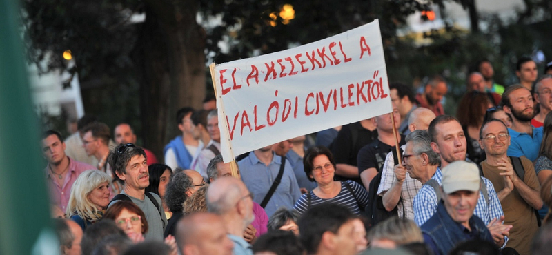 Móra Veronika: A civileket nem lehet leváltani