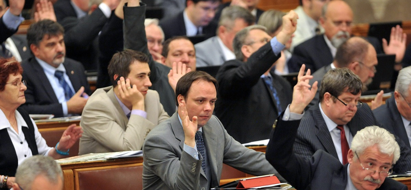 A kormány két évéről vitázik jövő csütörtökön a parlament