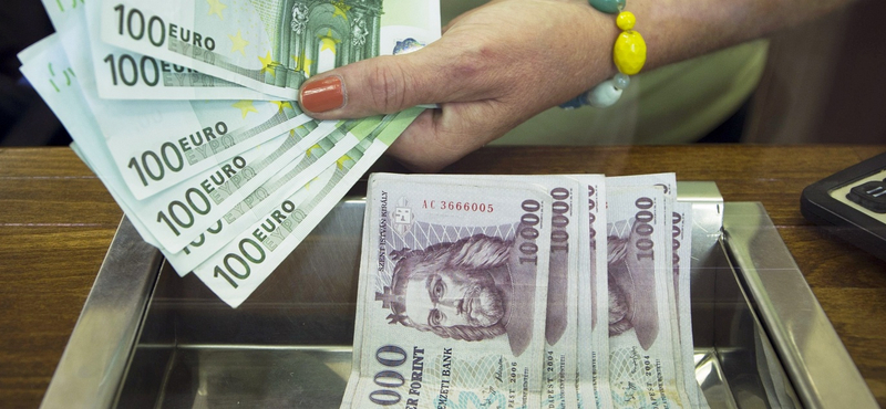 Devizahitelként ment el a kormány gazdaságmentő csomagjának nagyja