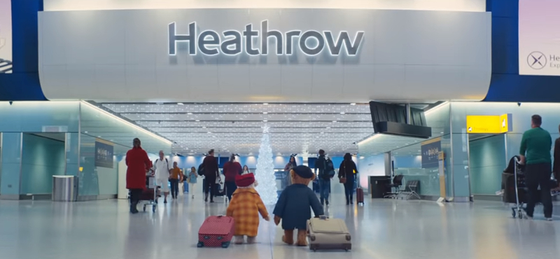 Idén is hazatérnek karácsonyozni a Heathrow reptér mackói – videó