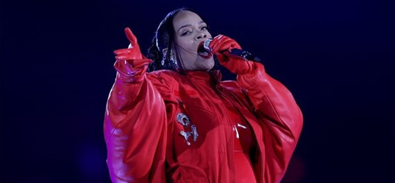 Pécsi kesztyűben lépett fel Rihanna a Super Bowlon