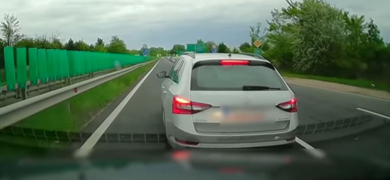 Nem működött a cipzárelv Fehérváron, egy autós inkább feltartotta az egész sort – videó