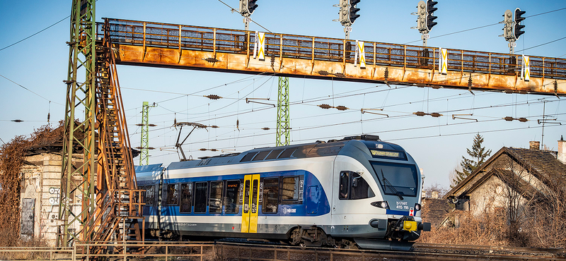 Közzétette a MÁV és a Volánbusz, hogyan változik a hosszú hétvégén a menetrend