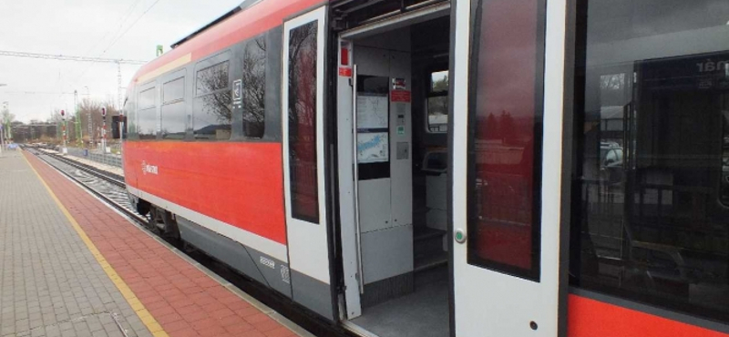 Leköptek és pofon vágtak egy jegyvizsgálót az esztergomi vonaton