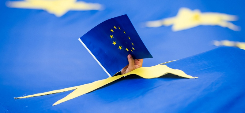 Ha a Facebook varrná az EU zászlaját, bizony, hogy magyar címer lenne a közepén