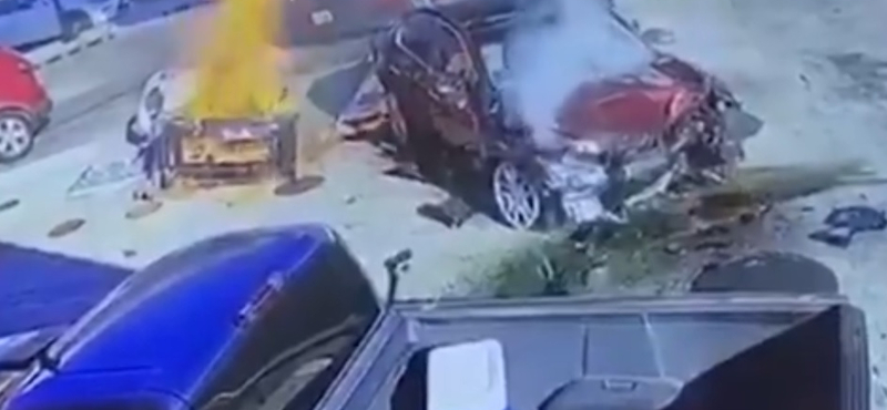 Kirobbant a helyéről a töltőállomás, olyan erővel csapódott egy autós a benzinkútba