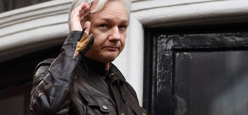 Julian Assange meghalhat a börtönben
