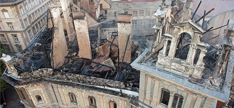 Védőszerkezetet kap a leégett Andrássy úti palota