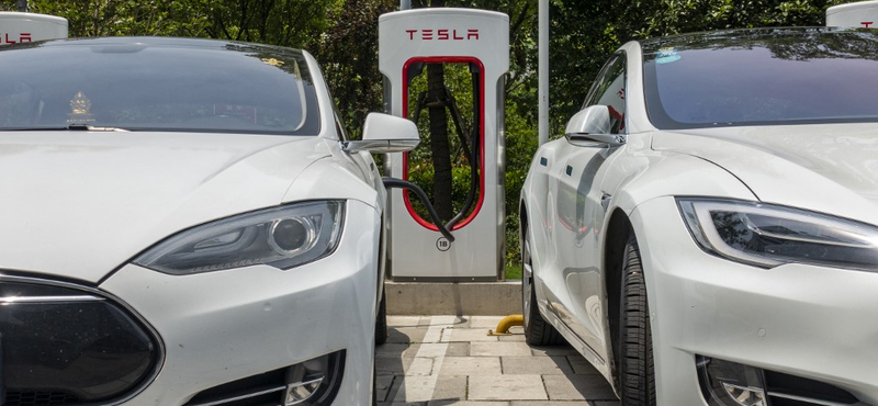 Jön a Tesla olcsó kompakt villanyautója