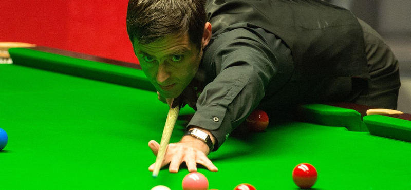 Tornacsukában állt a snookerasztalhoz a legenda