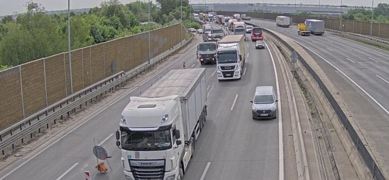 Balesetek miatt mindkét irányban 10 kilométeres a dugó az M0-son