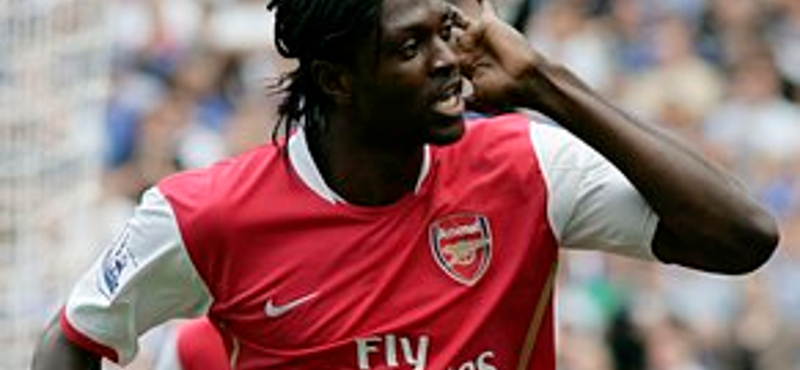 Adebayor örömmel fut Mourinho karjaiba