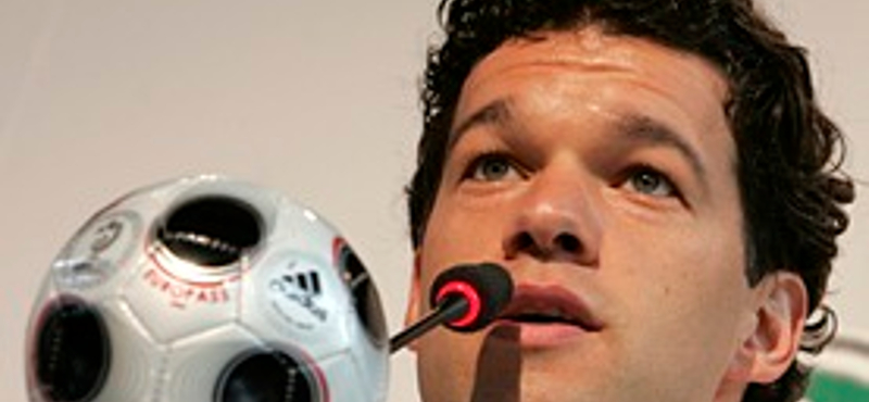 Ballack még egy évig marad a Chelsea-nél