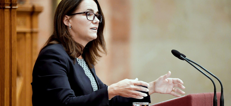 Már másfél milliárdot költött a kormány a hétszemélyes autókra