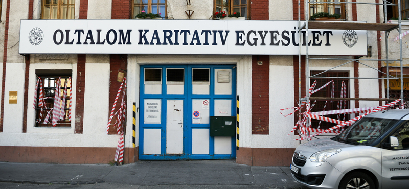 Éjjel-nappali őrség alakult, hogy ne szereljék le a gázórát Iványi Gáboréknál